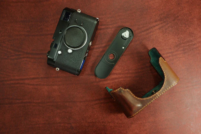 Arte di Mano Half Case for Leica M10 with Battery Access Door - Minerva Black with Black Stitching - Image 10