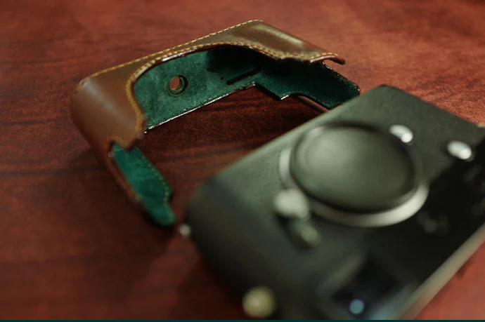 Arte di Mano Half Case for Leica M10 with Battery Access Door - Minerva Black with Black Stitching - Image 12