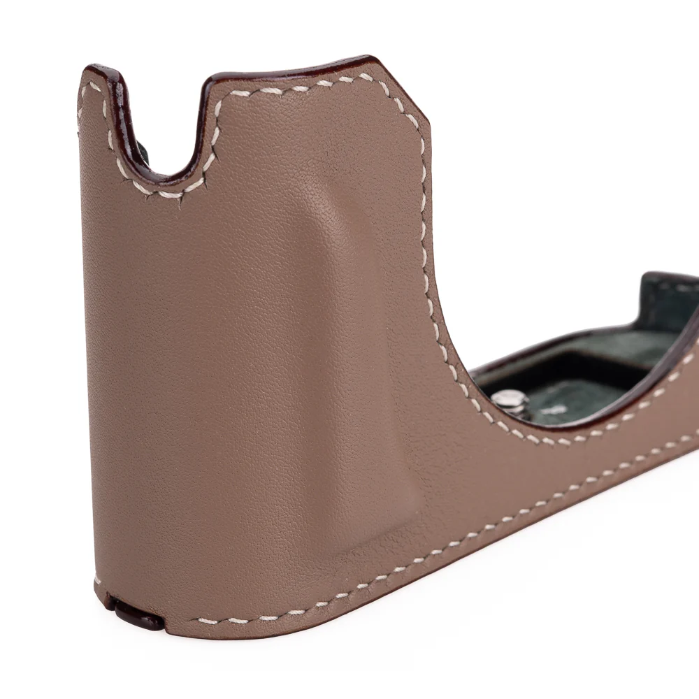 Arte di Mano Leica Q3 Half Case (Type 1-SD, Screw Secured) - Swift Etoupe - Image 3