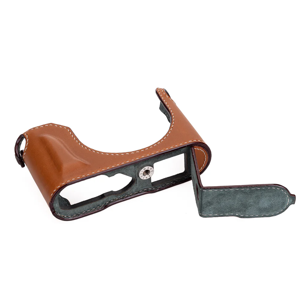 Arte di Mano Leica Q3 Half Case (Type 2-TR, Snap Secured, Tripod Mount) - Novonappa Tan - Image 6
