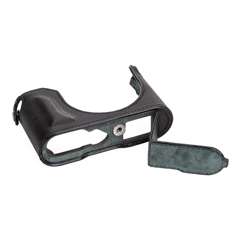 Arte di Mano Leica Q3 Half Case (Type 2-TR, Snap Secured, Tripod Mount) - Rally Black with Black Stitching - Image 5